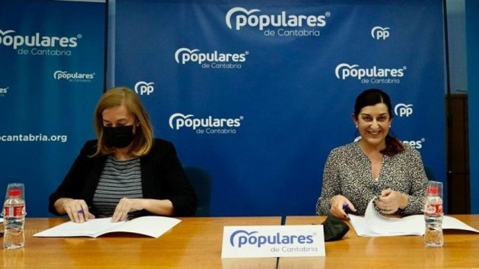 La presidenta María José Sáenz de Buruaga, y la secretaria autonómica María José González Revuelta