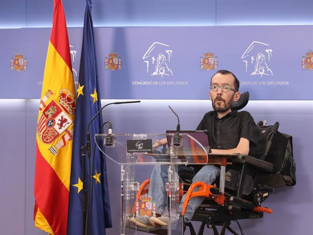 El portavoz de Unidas Podemos en el Congreso, Pablo Echenique, interviene en una rueda anterior a una Junta de Portavoces, en el Congreso de los Diputados, a 22 de febrero de 2022, en Madrid (España).