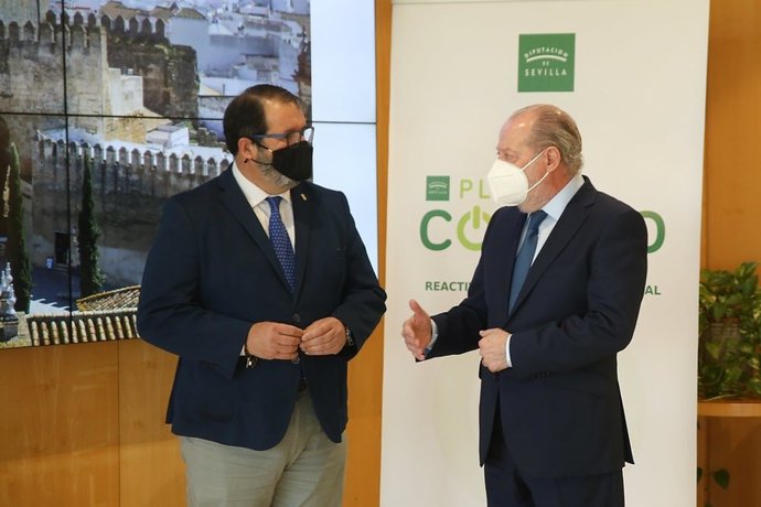 Archivo - El alcalde de Carmona, Juan Ávila, con el presidente de la Diputación de Sevilla, Fernando Rodríguez Villalobos.