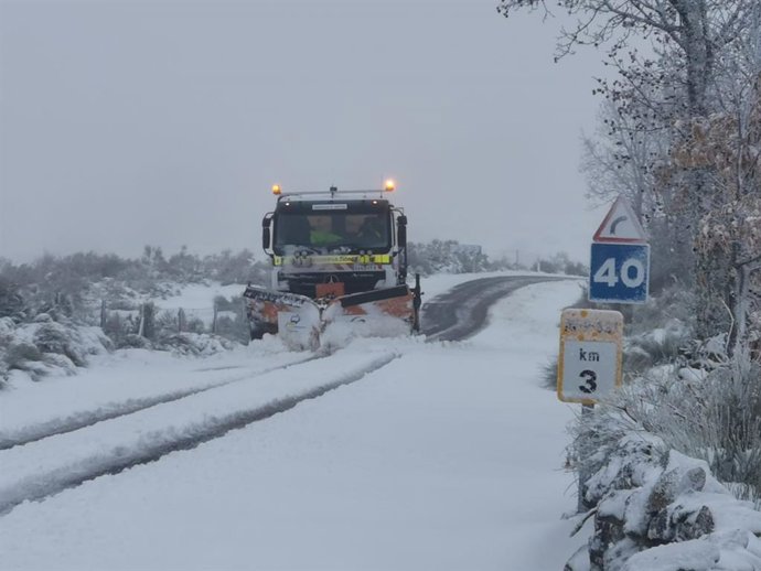 Máquina quintanieves retira la nieve en una carretera de la provincia de Ávila.