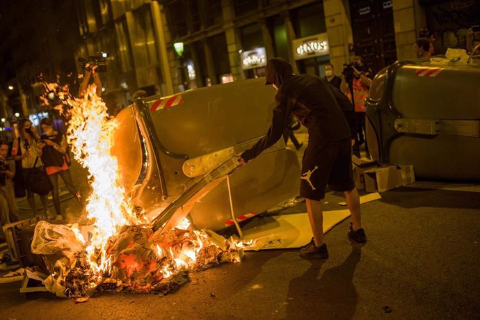 Archivo - Un manifestante empieza a quemar un contenedor durante una manifestación por el referéndum del 1-O en Cataluña, a 1 de octubre de 2021, en Barcelona, Cataluña (España). El independentismo catalán celebra este viernes el cuarto aniversario del 