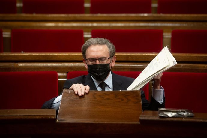 Archivo - El conseller d'Economia, Jaume Giró, en un ple del Parlament
