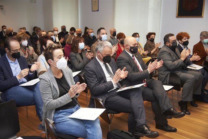 Asistentes a una jornada en el Parlamento de Navarra sobre el 40 aniversario del Amejoramiento.