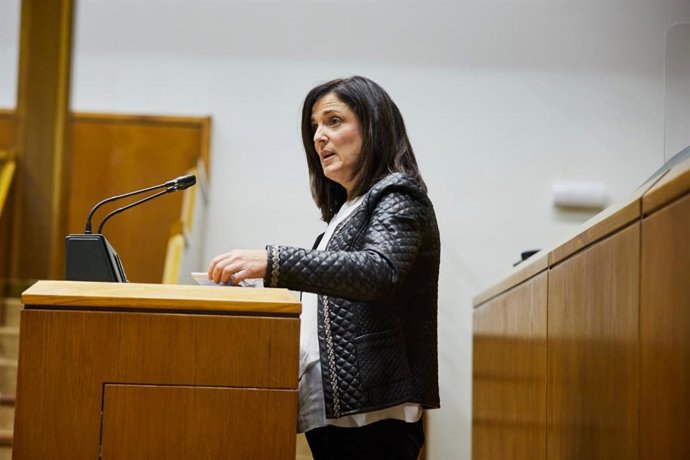 Archivo - La consejera de Igualdad, Justicia y Políticas Sociales del Gobierno Vasco, Beatriz Artolazabal, en el pleno del parlamento vasco