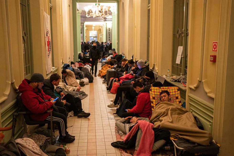 Varias personas en el suelo de la estación de Przemysl, cinco días después del inicio de los ataques por parte de Rusia en Ucrania, en la madrugada del 28 de febrero al 1 de marzo de 2022, en Przemysl (Polonia).  