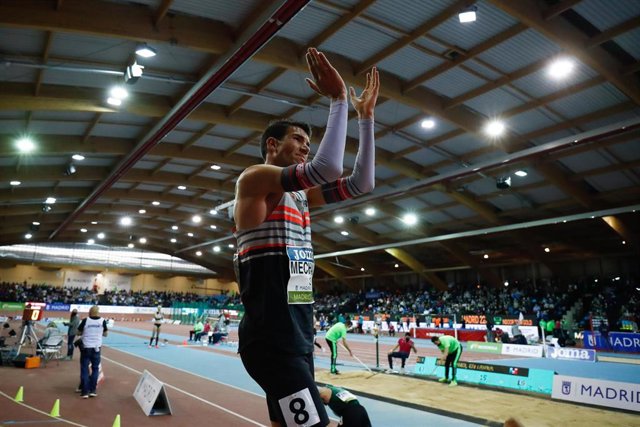 Adel Mechaal saluda a los aficionados durante la cita de Madrid del World Indoor Tour 2022