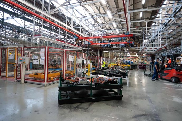 Archivo - Varios operarios trabajan en la sede de Stellantis.