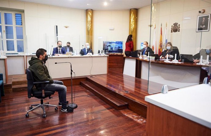Archivo - El conductor acusado por el accidente mortal de la rotonda de Corbán (Santander), durante un juicio en la Audiencia Provincial de Cantabria
