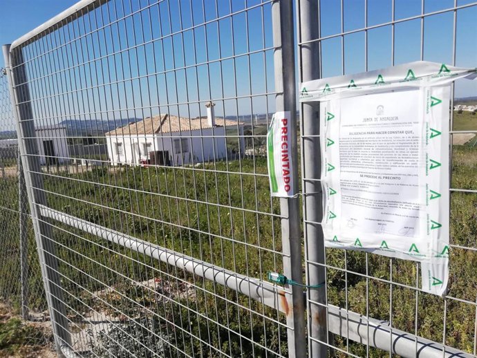 Una de las parcelas precintadas por la Junta en Paterna.