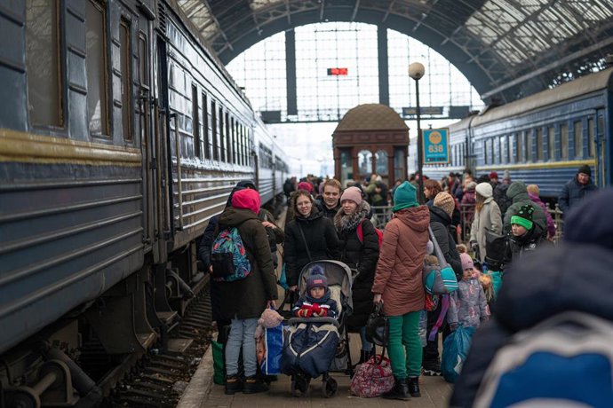 Varias personas en el andén de la estación de tren de Lviv, a 2 de marzo de 2022, en Lviv (Ucrania). Más de 2.000 civiles ucranianos han muerto desde el comienzo de la invasión lanzada por Rusia el pasado 24 de febrero. El último ataque ha sido en el ce