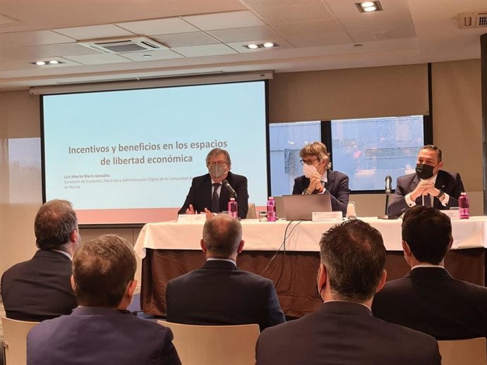 El consejero de Economía, Hacienda y Administración Digital, Luis Alberto Marín, durante Los desayunos del Colegio organizado por el Colegio Oficial de Economistas.