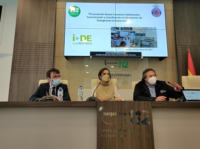 La directora general de Emergencias, Protección Civil e Interior, Nieves Villar, en el centro, y el director del 112 de Extremadura, Juan Carlos González, a su izquierda.