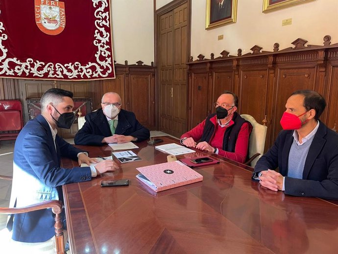 El responsable de Cultura de la Diputación de Cádiz, González Mellado, junto al alcalde de Sanlúcar, Víctor Mora, y al delegado de Cultura de la localidad, Manuel Lobato.