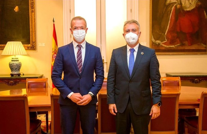 El presidente del Senado, Ander Gil, y el presidente de las Islas Canarias, Ángel Víctor Torres.