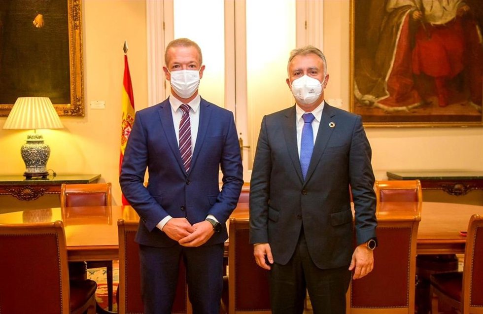 El presidente del Senado, Ander Gil, y el presidente de las Islas Canarias, Ángel Víctor Torres.