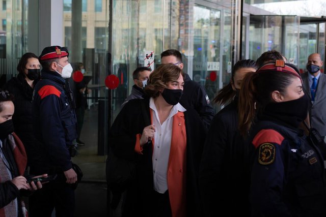 L'alcaldessa de Barcelona, Ada Colau, surt dels jutjats després de declarar
