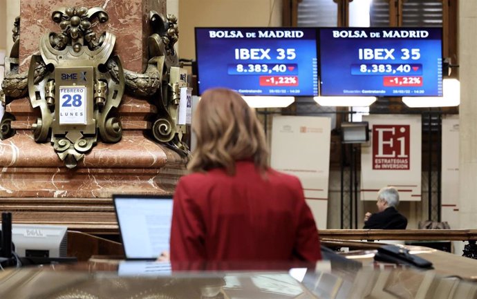 Valores del Ibex 35 en los paneles del Palacio de la Bolsa de Madrid, a 28 de febrero de 2022, en Madrid (España). El parqué madrileño abrió la sesión con un descenso del 2,3%, pendiente de las conversaciones entre Ucrania y Rusia en la frontera de Biel