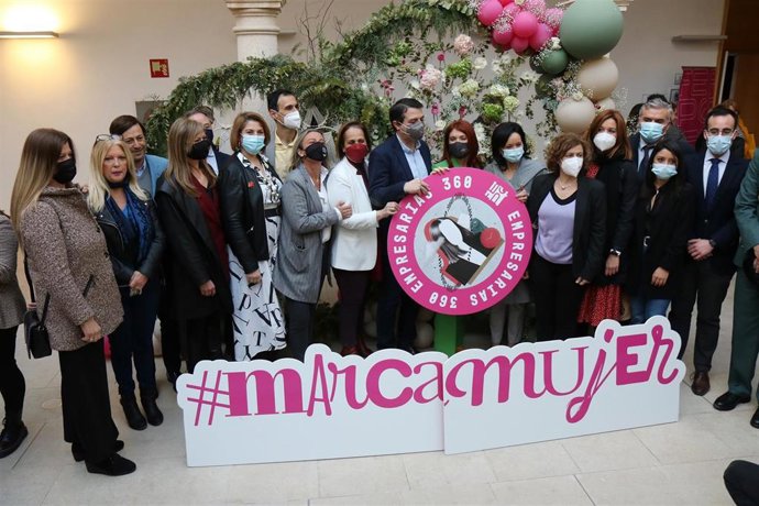 El alcalde, en el centro, antes de la inauguración del V Congreso Andaluz de Empresarias y Profesionales.