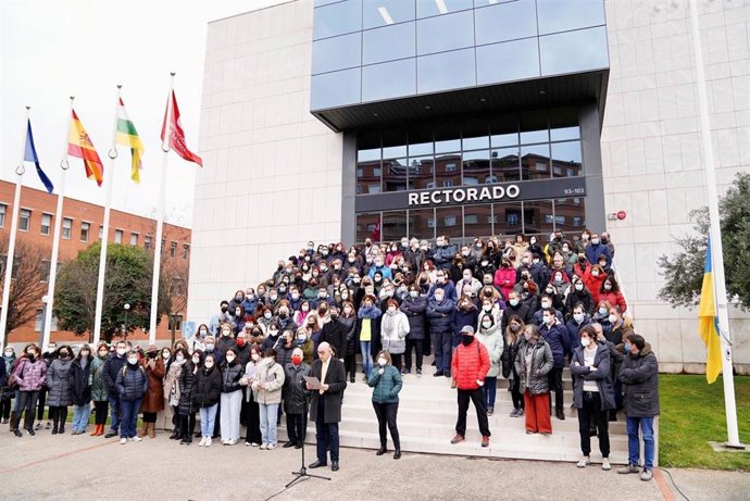 La Universidad de La Rioja se concentra por la paz y la solidaridad con Ucrania