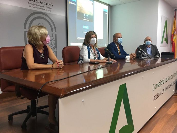 Archivo - La delegada territorial de Salud y Familia de la Junta de Andalucía en Cádiz, Isabel Paredes, durante el acto de acogida de los nuevos residentes que se incorporan al Distrito de Atención Primaria Bahía de Cádiz-La Janda.