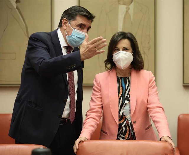 Archivo - El presidente de la Comisión de Defensa del Congreso, José Antonio Bermúdez de Castro y la ministra de Defensa, Margarita Robles