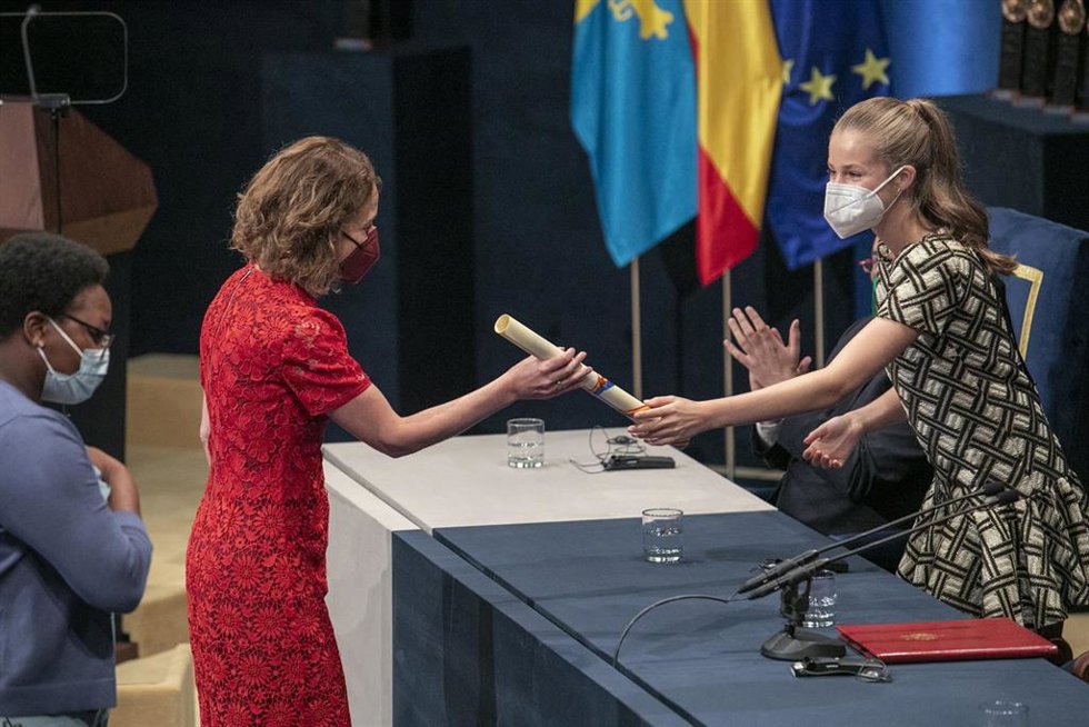 Archivo - La Princesa de Asturias Leonor de Borbón entrega el premio a Lucy Lake, directora de Camfed, durante la ceremonia de entrega de los Premios Princesa de Asturias 2021 en el Teatro Campoamor, en Oviedo.