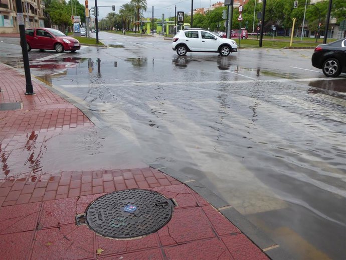 Archivo - LLUVIAS, TORMENTA, DANA MURCIA, COCHES, AVENIDA JUAN DE BORBÓN, ALCANTARILLADO