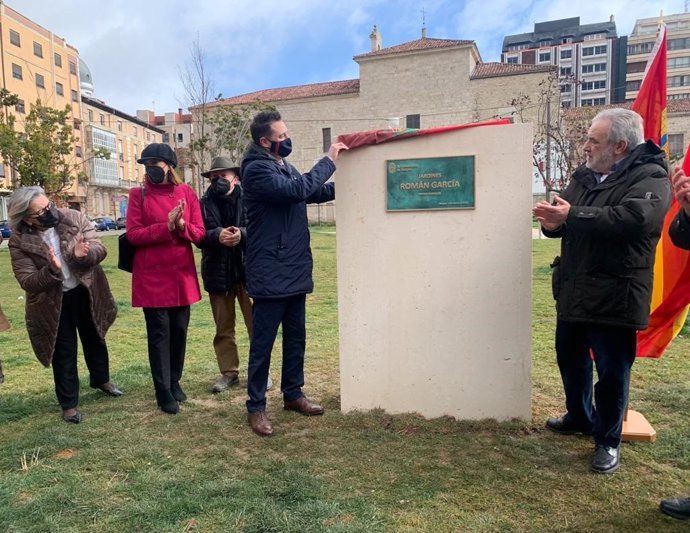 El alcalde de Burgos, Daniel de la Rosa, descubriendo la placa en recuerdo de Román García.