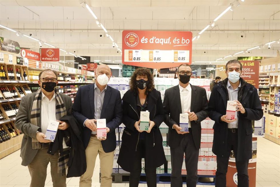 La consellera de Agricultura Teresa Jord; el secretario de Alimentación del Govern, Carmel Mdol; el director general de compras de Lidl, Miguel Paradela, y el presidente de la cooperativa, Joan Pijoan