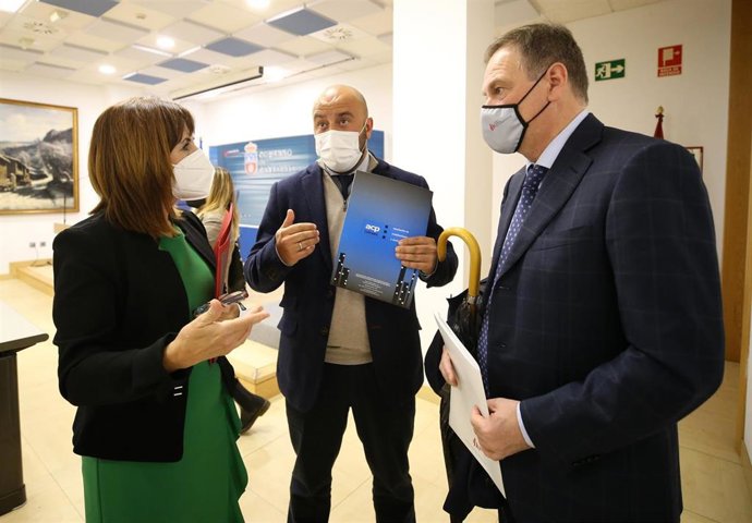La consejera de Empleo y Políticas Sociales, Ana Belén Álvarez, el presidente de la Asociación de Constructores y Promotores de Cantabria, Javier Palomera, y el gerente de la Fundación Laboral de la Construcción, José Antonio Valcárcel