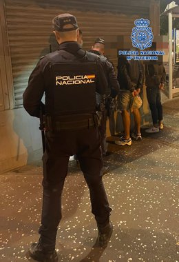 Archivo - Agentes de la Policía Nacional procede a la identificación de varios jóvenes en una zona de ocio en Santa Cruz de Tenerife