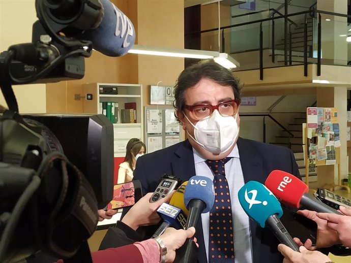 El consejero de Sanidad y Políticas Sociales de Extremadura, José María Vergeles, atiende a los medios