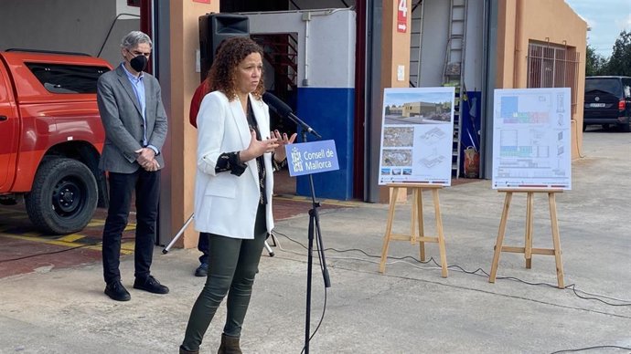 La presidenta del Consell de Mallorca, Catalina Cladera, presenta la reforma integral del parque de bomberos de Manacor.