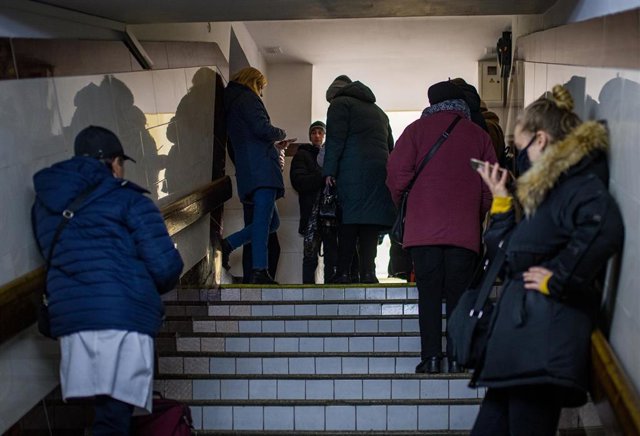 Varias personas se protegen en un refugio