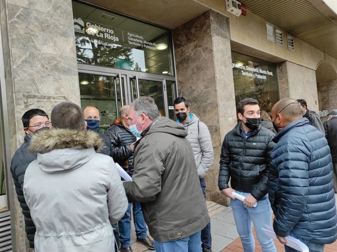 Agricultores de la zona de Moncalvillo han denunciado ante la Consejería de Agricultura del Gobierno de La Rioja los daños que sufren sus cultivos por la invasión de conejos en el valle