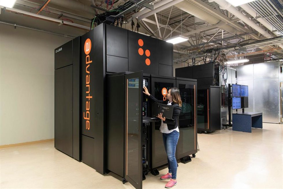 Archivo - Ingeniera de D-Wave en el cuadro de mandos del ordenador cuántico Advantage 5.000+ qubits