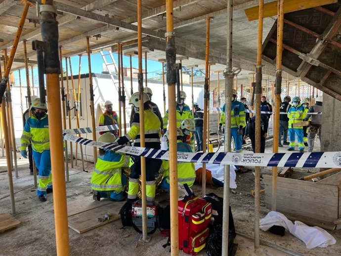Herido grave un trabajador al caerle una plancha de encofrado de 400 kilos en una obra en Madrid
