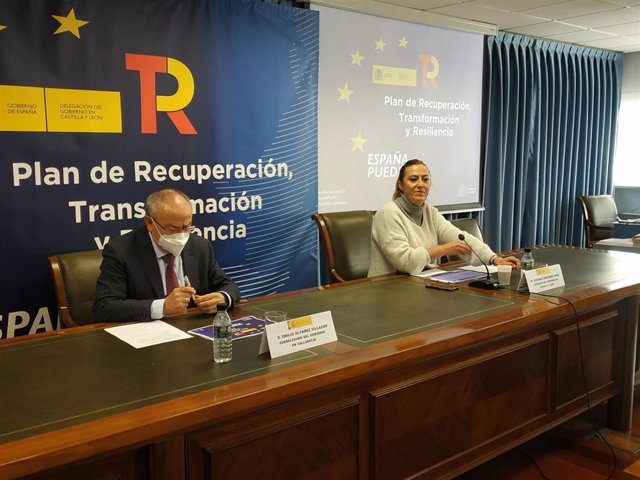 La delegada y el subdelegado durante la presentación sobre los el Plan España Puede y sus repercusiones en CyL.