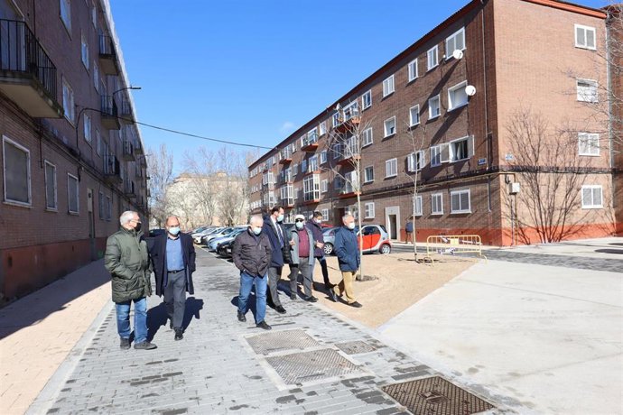 El alcalde de Valladolid, Óscar Puente, acompañado por técnicos municipales y miembros de una asociación de vecinos durante la visita a una calle en la que se han ejecutado obras.
