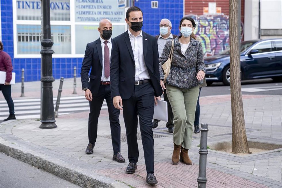El secretario general del PSOE en Madrid, Juan Lobato (i), a su llegada a la Fiscalía Anticorrupción para la ampliación de la denuncia sobre los contratos al hermano de la presidenta de la Comunidad de Madrid, en la Fiscalía Anticorrupción, a 23 de febr