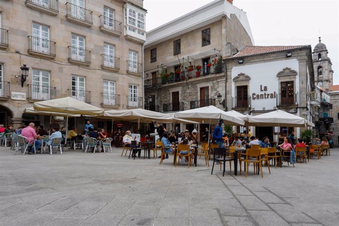 Archivo - Varias personas en una terraza de Vigo.
