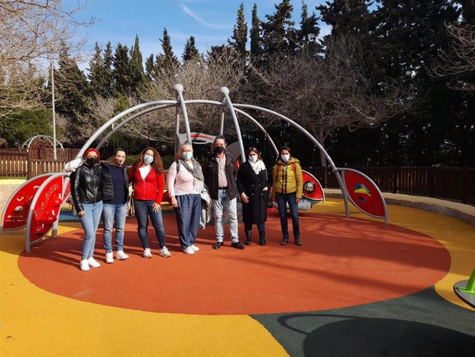 La regidora de Infraestructuras y Accesibilidad, Angélica Pastor; el coordinador de Districte Ponent, Manuel Fernández, la presidenta de la Asociación Nou Son Cotoner, Josefa Vaca y vecinos de la zona visitan la remodelación del parque de Son Cotoner