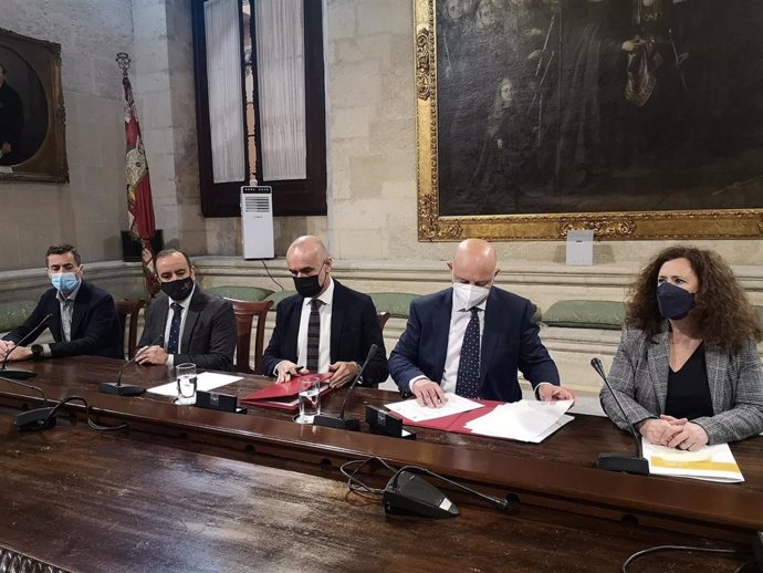 El alcalde de Sevilla, Antonio Muñoz, y el alcalde de Dos Hermanas, Francisco Rodríguez, firman un convenio de colaboración para aunar acciones de promoción y planificación turística de las dos ciudades.