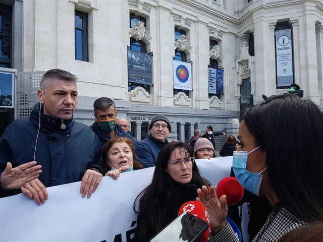 La vicealcaldesa de Madrid, Begoña Villacís, y asociación por el "respeto para hombres" se enzarzan en minuto de silencio pro mujer asesinada en Pozuelo