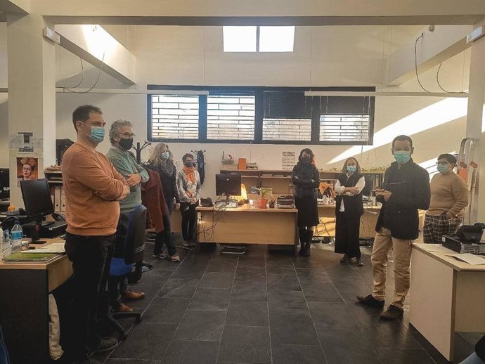 El portavoz de IU-Podemos en el Ayuntamiento, Daniel González Rojas, visita los servicios sociales municipales.