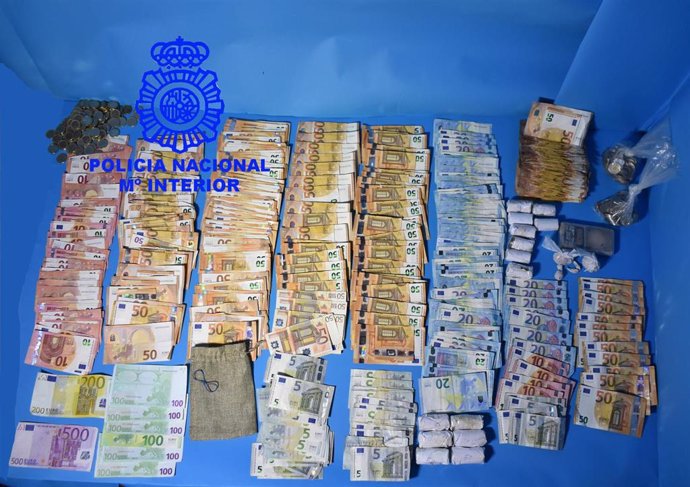 Droga, dinero y otros efectos ocupados a los dos detenidos en Burgos.