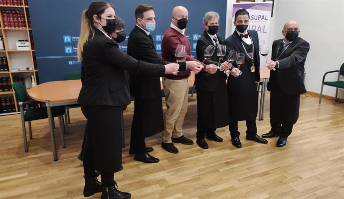 Los sumilleres palentinos que participarán en el Campeonato de CyL junto al vicepresidente de la Diputación y el presidente de los sumilleres.