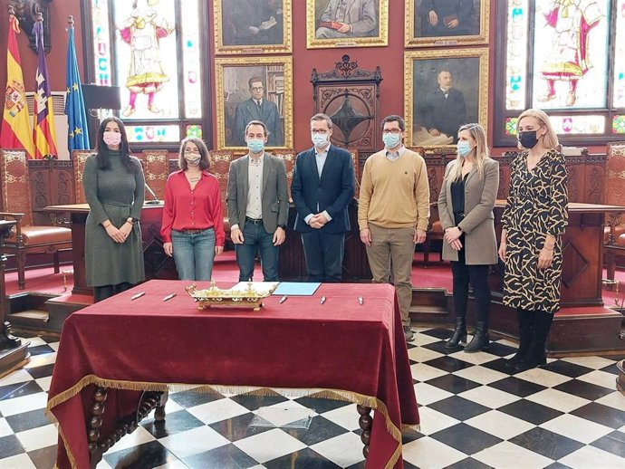 Los representantes de los grupos políticos con representación en el Ayuntamiento de Palma han firmado la declaración institucional.
