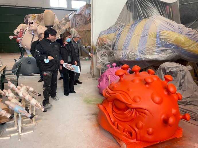 María José Catalá en una visita a un taller fallero