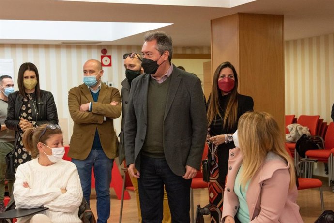 El secretario general del PSOE-A, Juan Espadas, en una reunión en Almería.